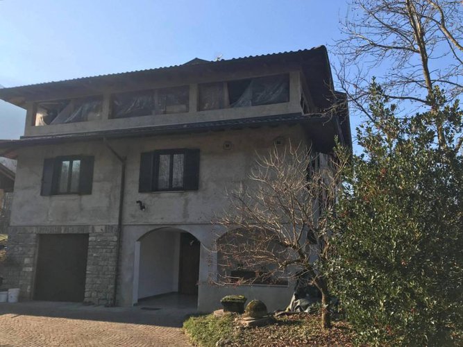 Villa bifamiliare ben tenuta, abitabile subito. Albino