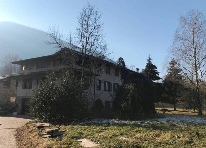 Villa bifamiliare ben tenuta, abitabile subito. Albino