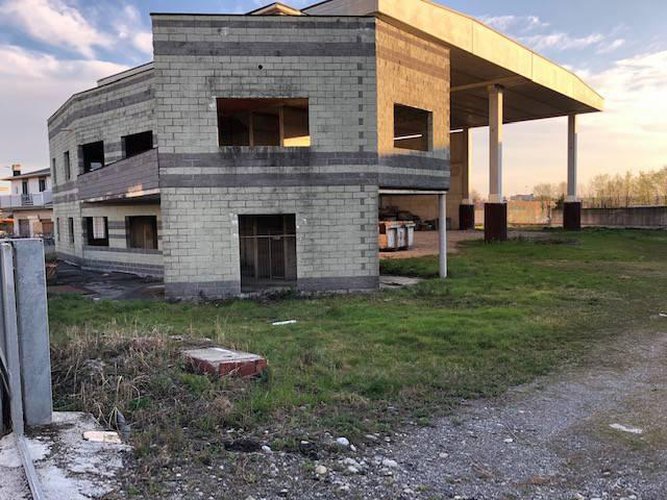 Vendesi capannone di metratura esclusiva! Torre de' Roveri