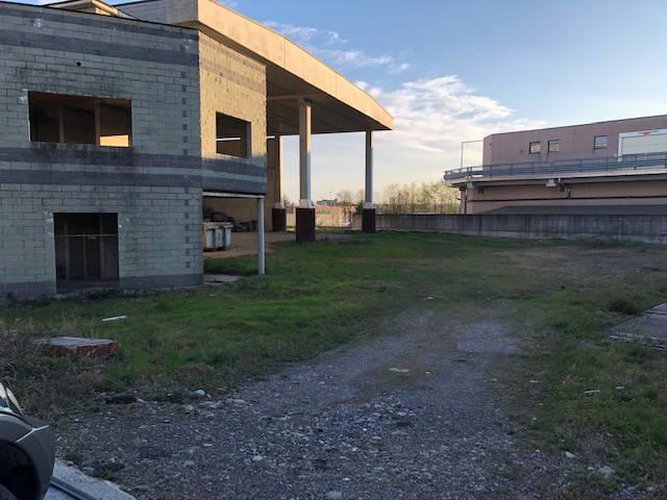 Vendesi capannone di metratura esclusiva! Torre de' Roveri