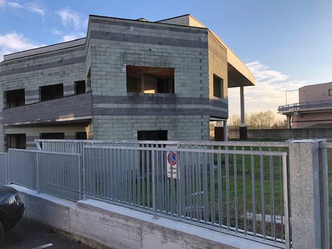 Vendesi capannone di metratura esclusiva! Torre de' Roveri