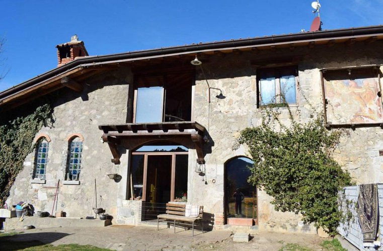 Tipico rustico bergamasco finemente ristrutturato Cene