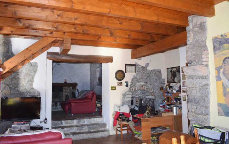 Tipico rustico bergamasco finemente ristrutturato Cene