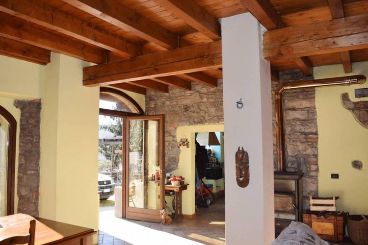 Tipico rustico bergamasco finemente ristrutturato Cene