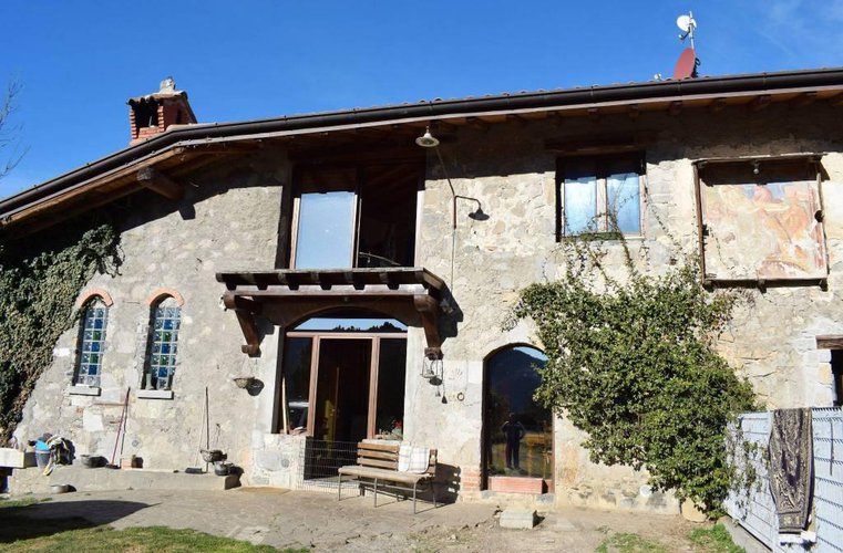 Tipico rustico bergamasco finemente ristrutturato Cene