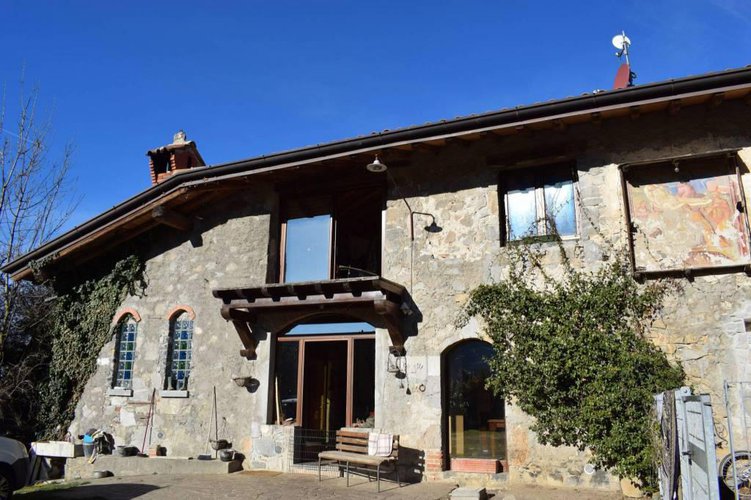 Tipico rustico bergamasco finemente ristrutturato Cene