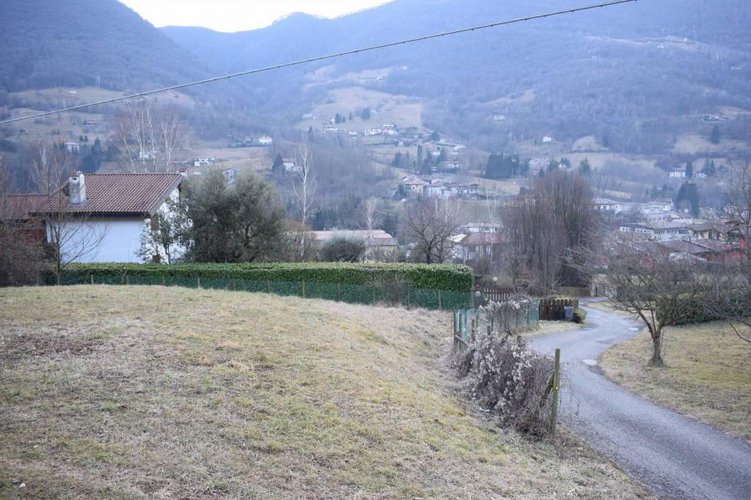 Vendesi terreno edificabile di 1.000 mq Albino