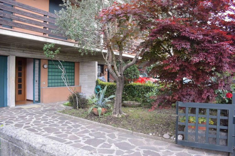 Graziosa villetta a schiera con giardino privato e box