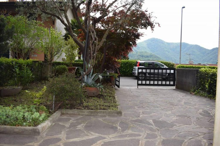 Graziosa villetta a schiera con giardino privato e box Albino