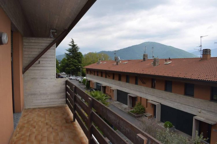 Graziosa villetta a schiera con giardino privato e box Albino