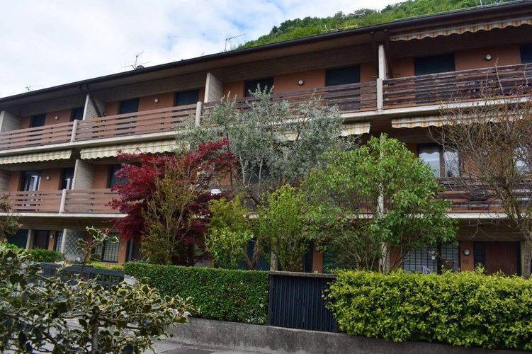 Graziosa villetta a schiera con giardino privato e box Albino