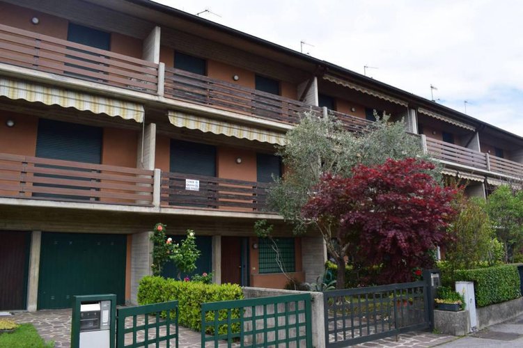 Graziosa villetta a schiera con giardino privato e box Albino
