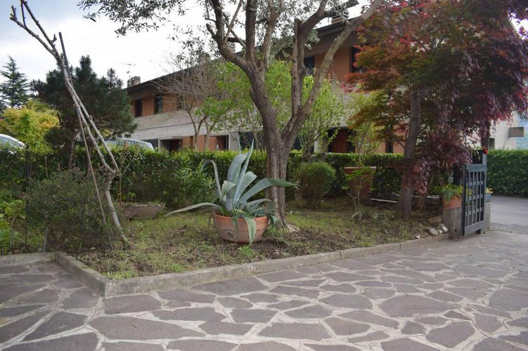 Graziosa villetta a schiera con giardino privato e box Albino