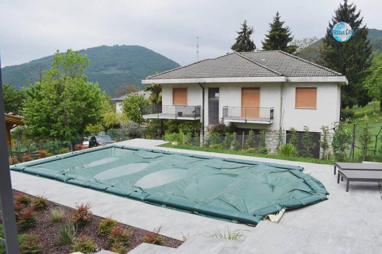 Villa singola con piscina immersa nel verde Albino