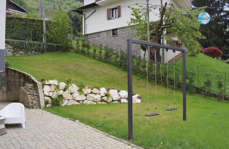 Villa singola con piscina immersa nel verde Albino