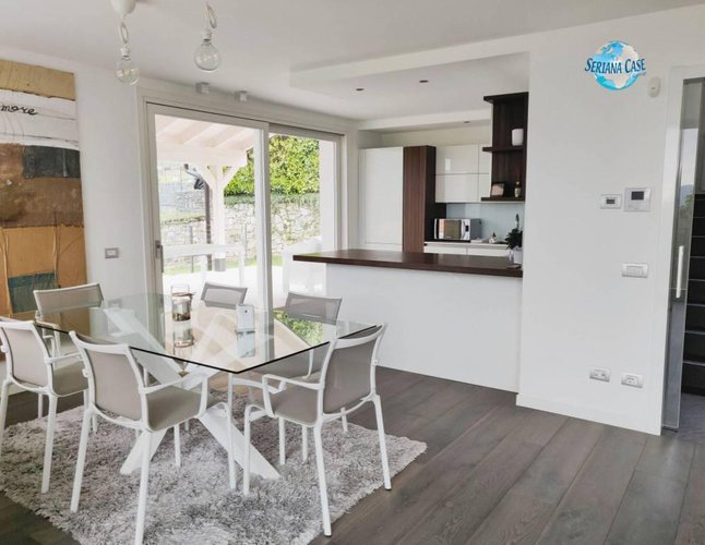 Villa singola con piscina immersa nel verde Albino