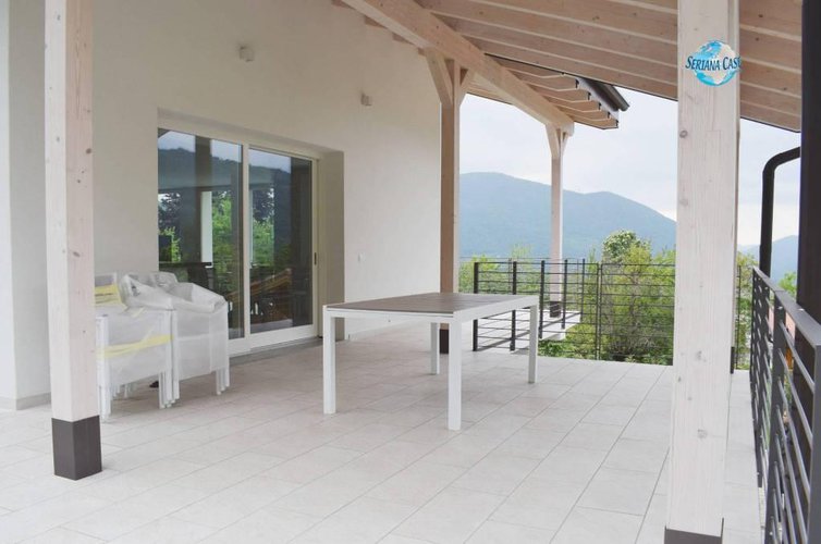 Villa singola con piscina immersa nel verde Albino