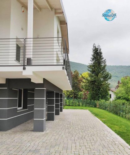 Villa singola con piscina immersa nel verde Albino