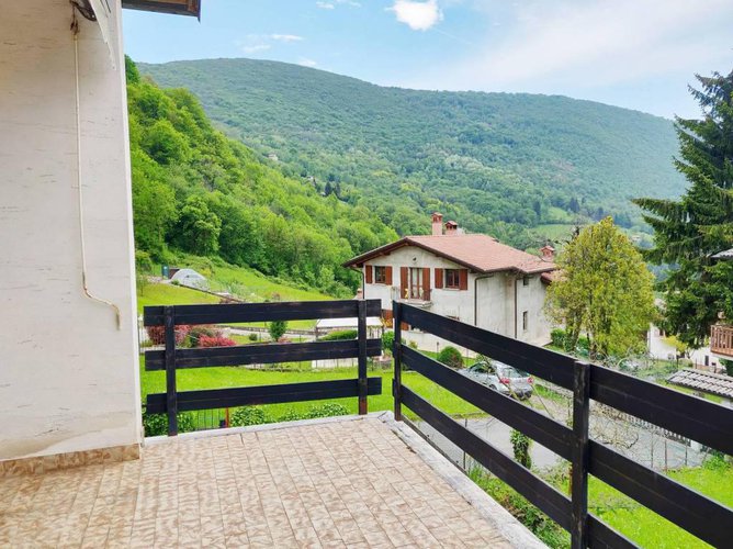 Splendido rustico immerso nel verde Albino