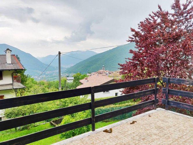 Splendido rustico immerso nel verde Albino