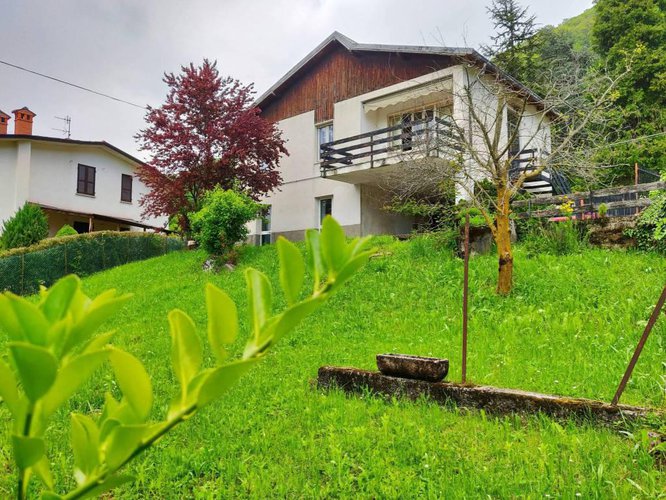 Splendido rustico immerso nel verde Albino