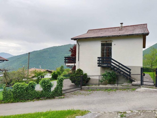 Splendido rustico immerso nel verde Albino