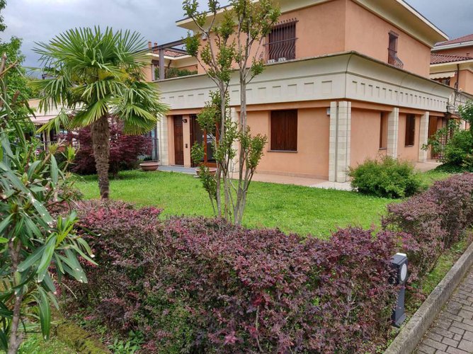 Quadrilocale con giardino e box doppio Scanzorosciate