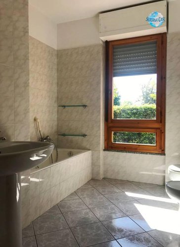 Trilocale con doppi servizi, giardino e box Torre Boldone