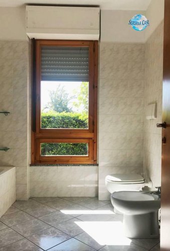 Trilocale con doppi servizi, giardino e box Torre Boldone