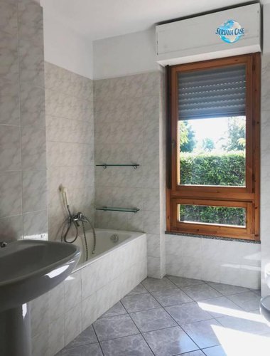 Trilocale con doppi servizi, giardino e box Torre Boldone