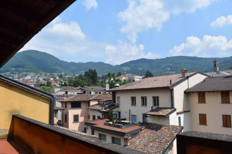 Grande trilocale con doppi servizi, ultimo piano! Leffe