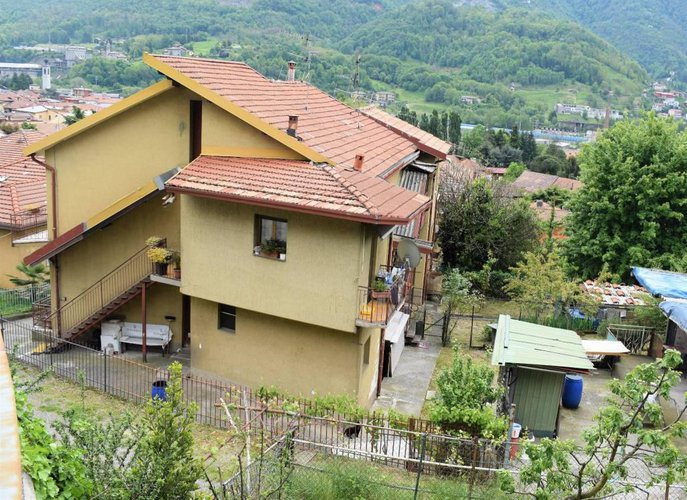 Villa singola composta da tre appartamenti Albino