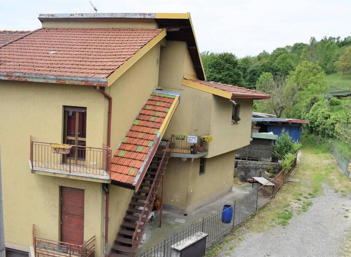 Villa singola composta da tre appartamenti Albino