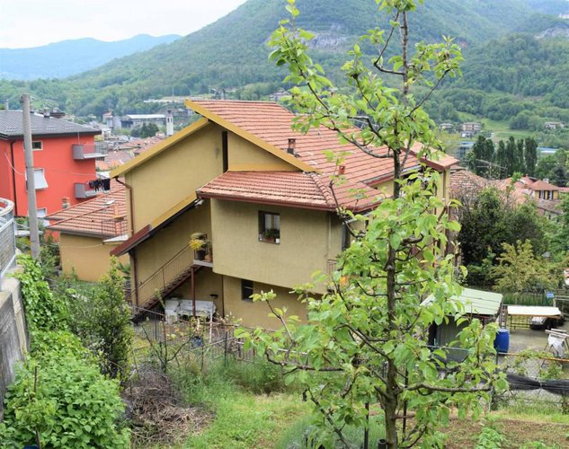 Villa singola composta da tre appartamenti Albino