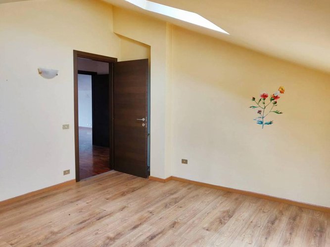 Trilocale all'ultimo piano di 110mq, ristrutturato! Cene