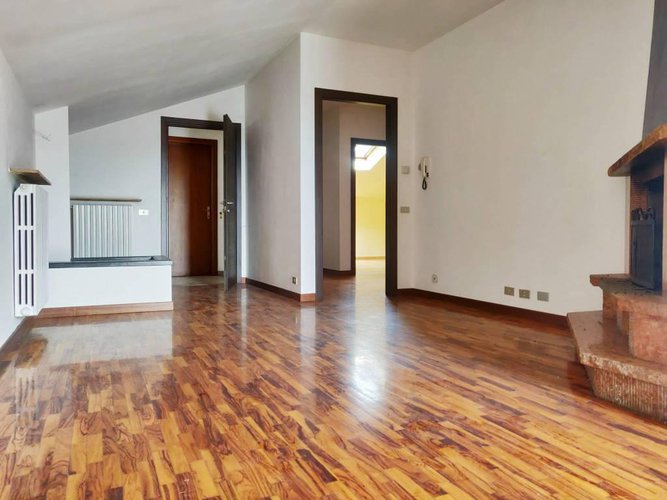 Trilocale all'ultimo piano di 110mq, ristrutturato! Cene