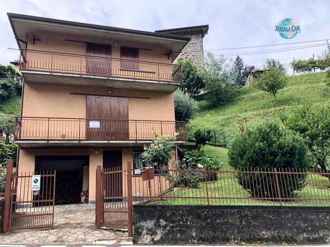 Graziosa villa singola con giardino e terreno di proprietà