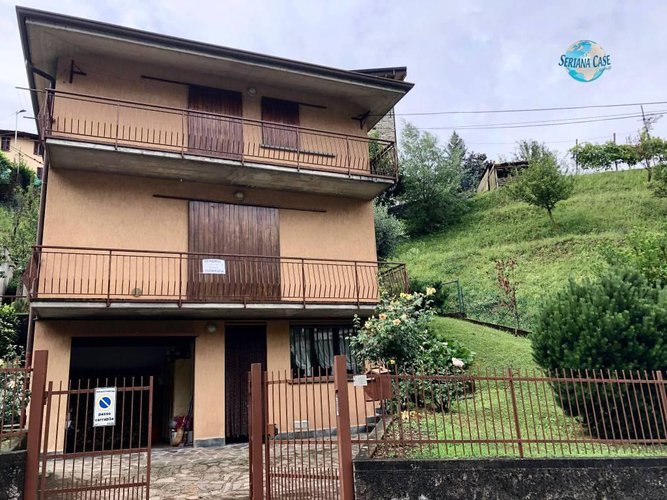 Graziosa villa singola con giardino e terreno di proprietà Pradalunga