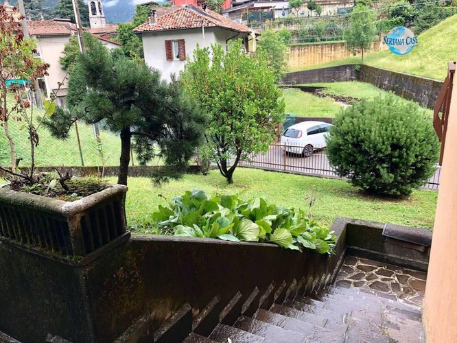 Graziosa villa singola con giardino e terreno di proprietà Pradalunga