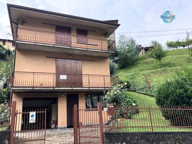 Graziosa villa singola con giardino e terreno di proprietà Pradalunga