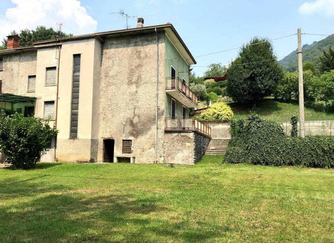 Porzione di casa da ristrutturare con 800 mq di giardino Albino