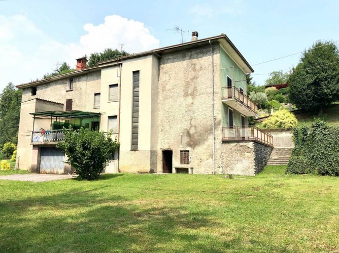Porzione di casa da ristrutturare con 800 mq di giardino Albino