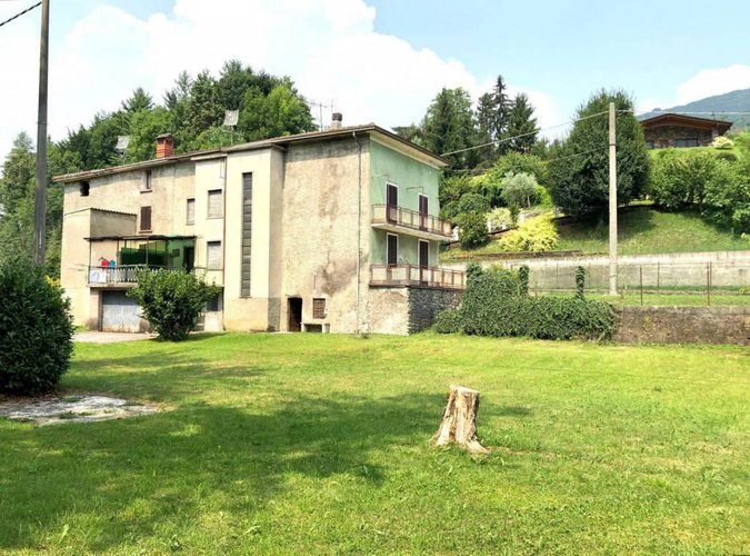 Porzione di casa da ristrutturare con 800 mq di giardino Albino