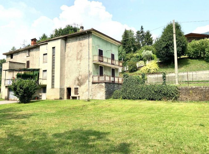 Porzione di casa da ristrutturare con 800 mq di giardino Albino