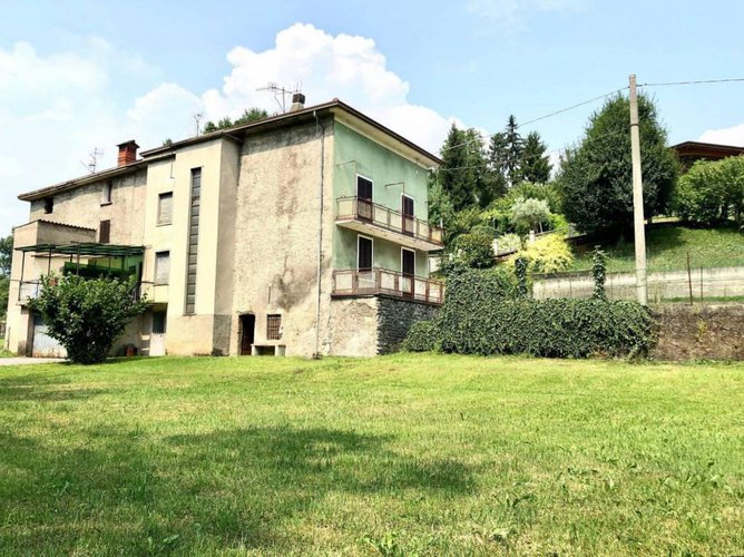 Porzione di casa da ristrutturare con 800 mq di giardino Albino