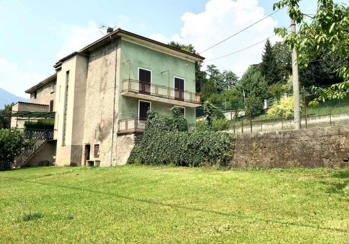 Porzione di casa da ristrutturare con 800 mq di giardino Albino