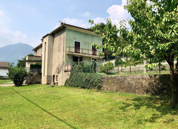 Porzione di casa da ristrutturare con 800 mq di giardino Albino