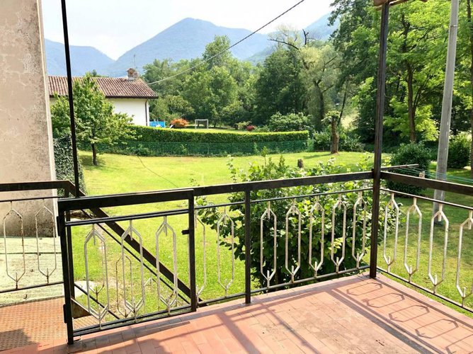 Porzione di casa da ristrutturare con 800 mq di giardino Albino