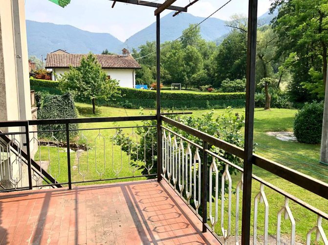 Porzione di casa da ristrutturare con 800 mq di giardino Albino