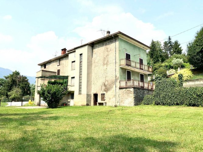 Porzione di casa da ristrutturare con 800 mq di giardino Albino